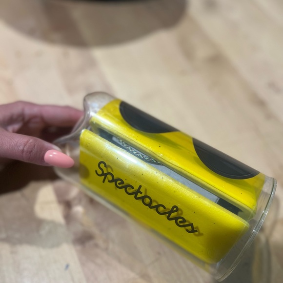 Spectacles Snapchat v1 black camera sunglasses with charging cable, case, wipe - Picture 6 of 6